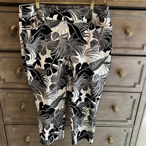 Chico palm tree capri pant. Black and white size 2P Chico sizing.